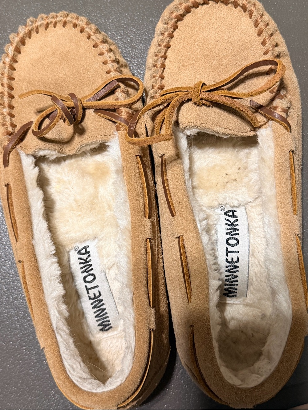Minnetonka Women's Moccasins in Light Brown Suede with Shearling